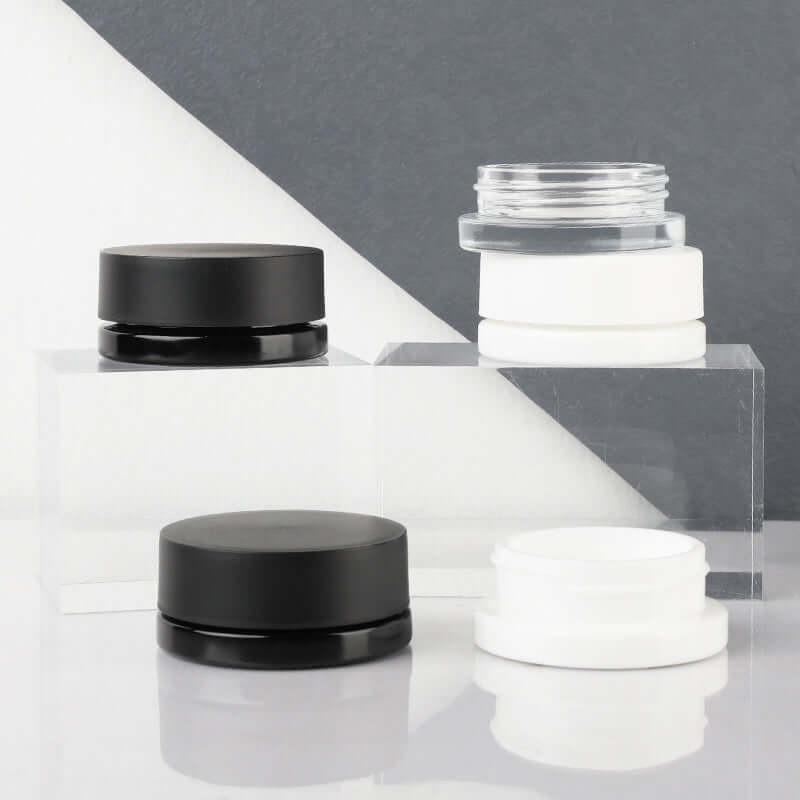 15ml child-resistant glass jars in black and white with lids, perfect for concentrate and cosmetic packaging.